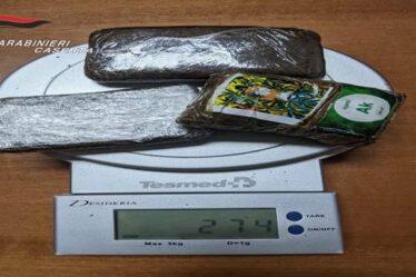 BECCATO SU PROV.LE CARINOLA MONDRAGONE CON HASHISH E MARIYUANA