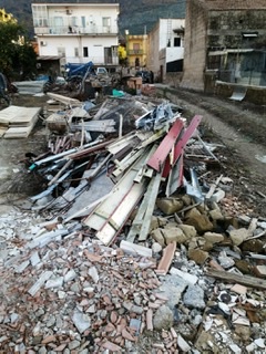 MILLE MQ. DI RIFIUTI SUOLO SEQUESTRATO MILLE MQ. DI RIFIUTI SUOLO SEQUESTRATO