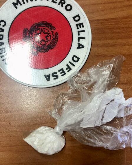 BECCATA DAI CARABINIERI AVEVA LA DROGA ADDOSSO