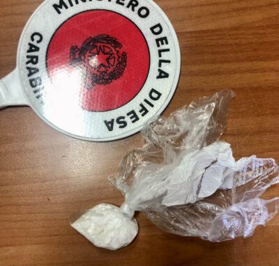 BECCATA DAI CARABINIERI AVEVA LA DROGA ADDOSSO BECCATA DAI CARABINIERI AVEVA LA DROGA ADDOSSO