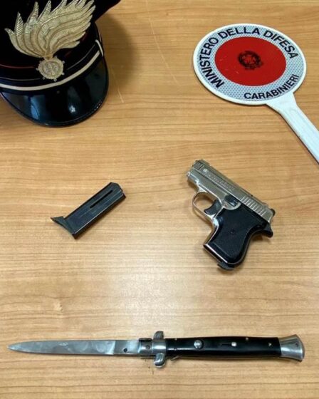SORPRESO E DENUNCIATO IN POSSESSO D’ARMA SCENICA E COLTELLO DI 27 CM.