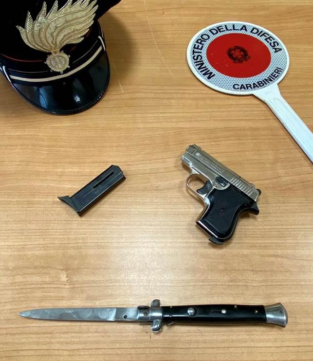 SORPRESO E DENUNCIATO IN POSSESSO D’ARMA SCENICA E COLTELLO DI 27 CM.