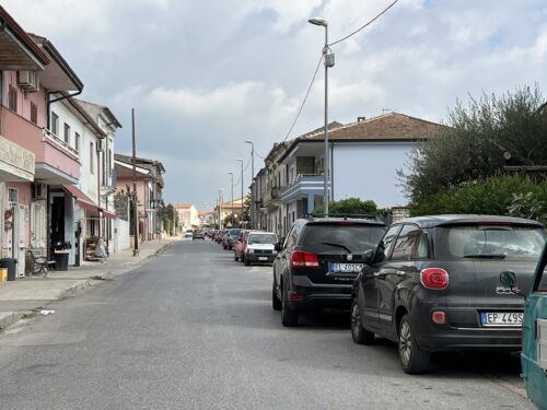 Auto parcheggiate in via Nazionale