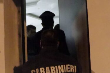 GRICIGNANO: PERCUOTE LA MADRE E LA MINACCIA COL COLTELLO