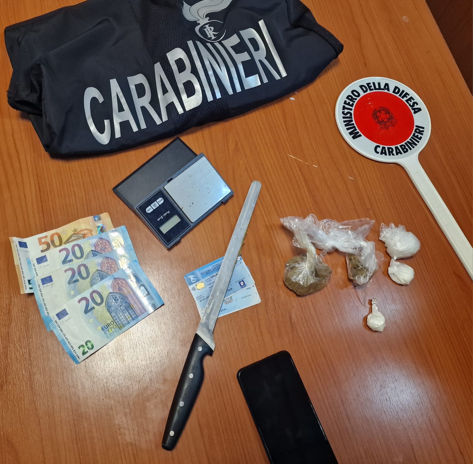 CC. Prima lo salvano poi l’arrestano!